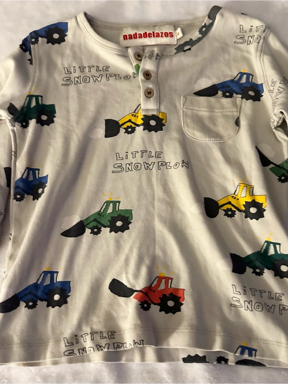 Nadadelazos White 'Little Snowplow' Henley Top with Colorful Tractor Print